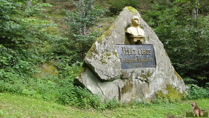 Ritterstein Nr. 233-6 Fritz Claus WegFritz Claus Denkmal.JPG - Ritterstein Nr.233 Fritz Claus Weg